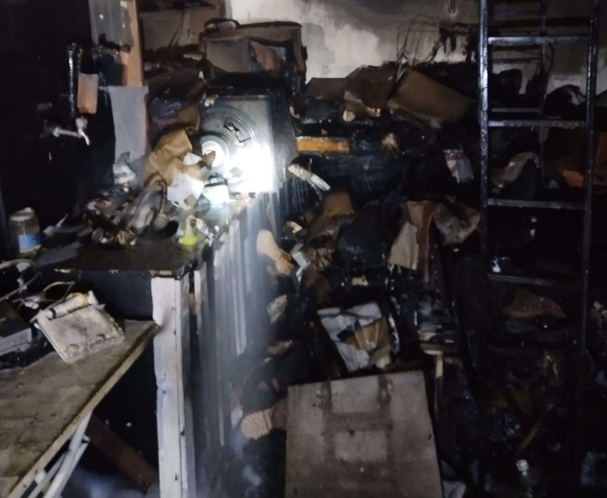 Gönen’de ayakkabı dükkanında yangın çıktı