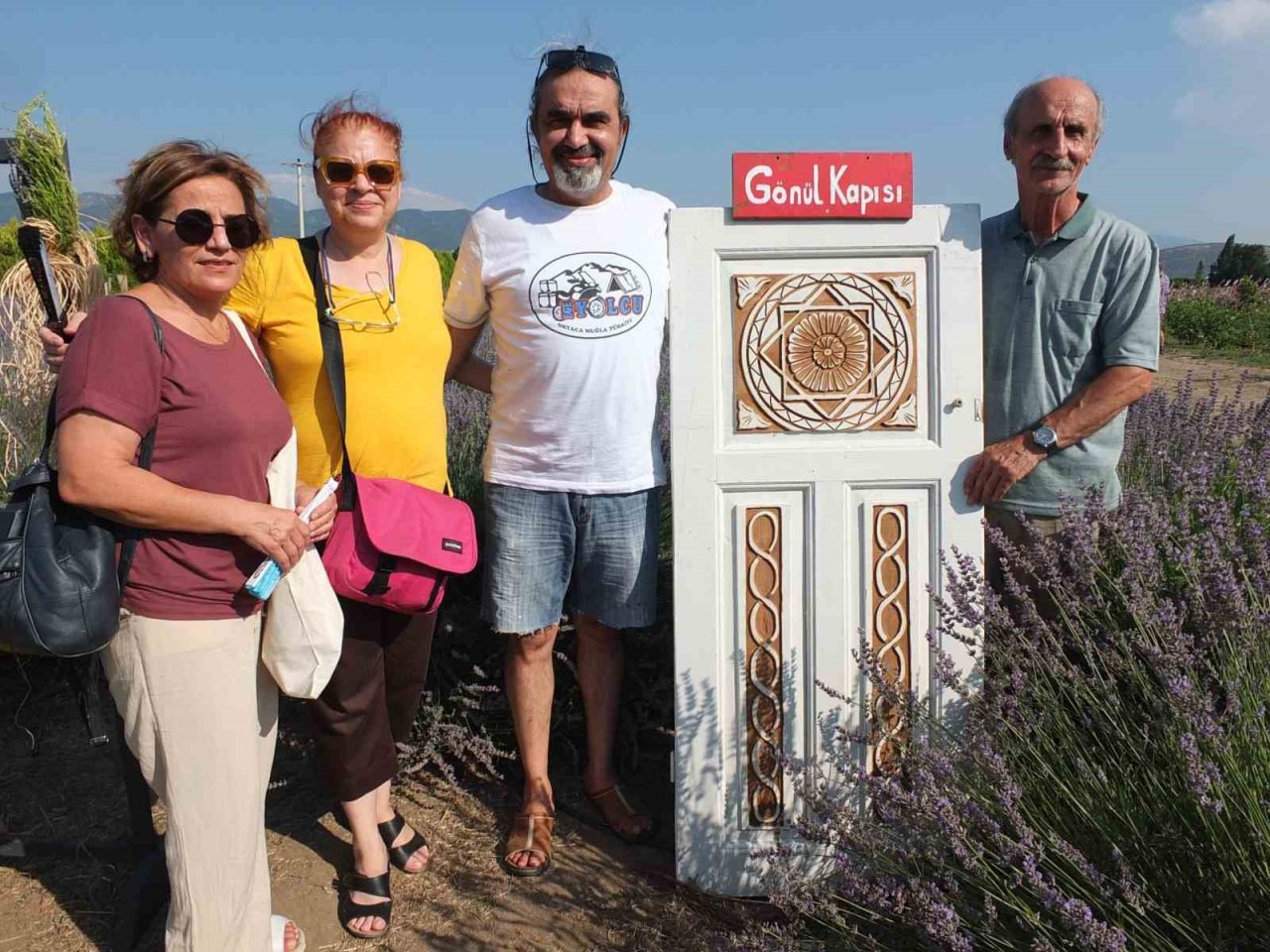 Burhaniye’de emekli teknikerden lavanta bahçesine Gönül Kapısı