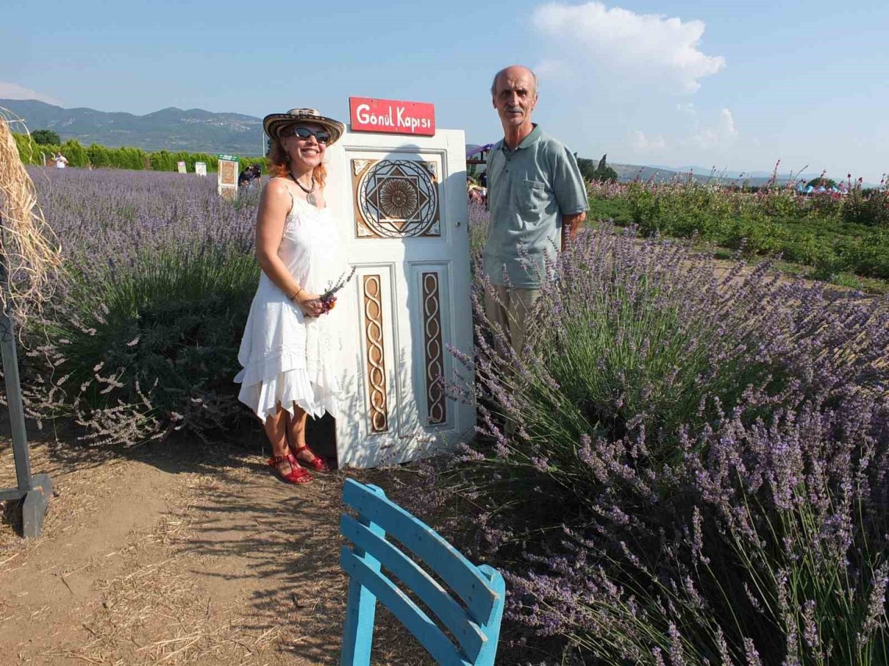 Burhaniye’de emekli teknikerden lavanta bahçesine Gönül Kapısı