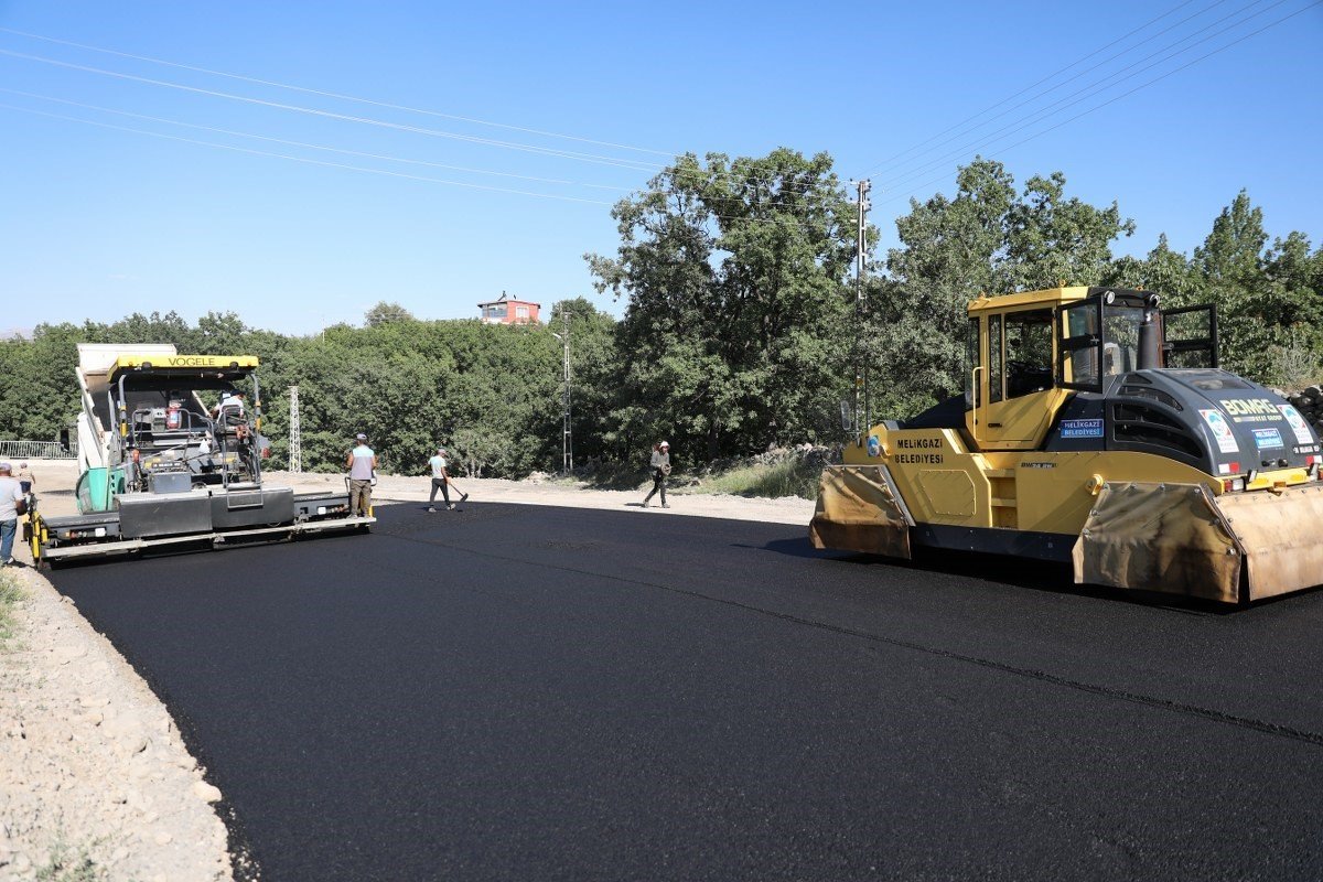 Melikgazi’de asfalt çalışmaları hız kesmeden devam ediyor