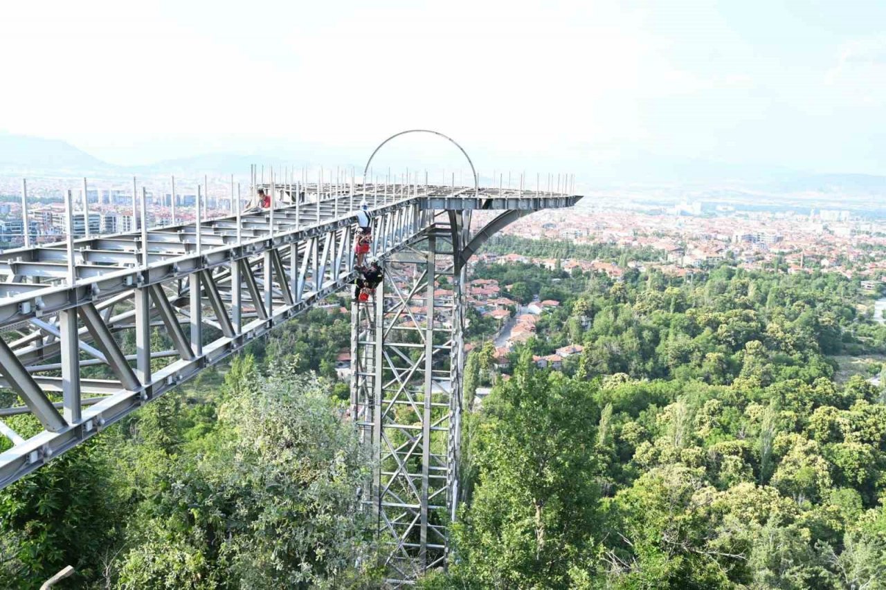 Isparta Belediyesi Türkiye’nin sayılı ve büyük cam teraslarından birini inşa ediyor