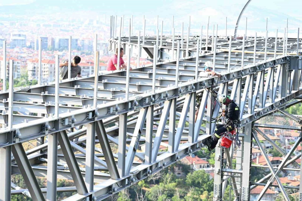Isparta Belediyesi Türkiye’nin sayılı ve büyük cam teraslarından birini inşa ediyor