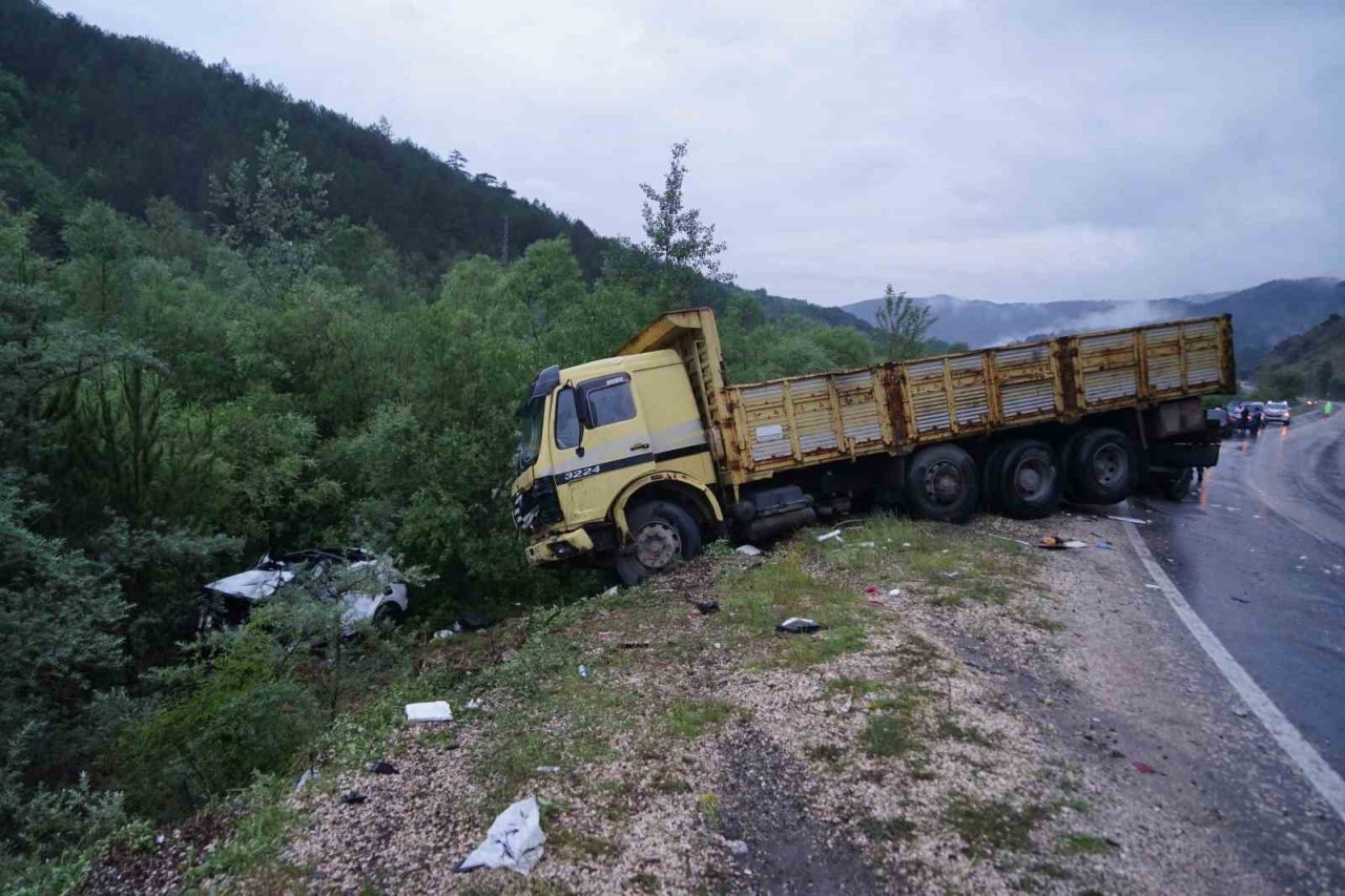 Anne ve babanın öldüğü feci kazada bebek de yaşam savaşına yenik düştü