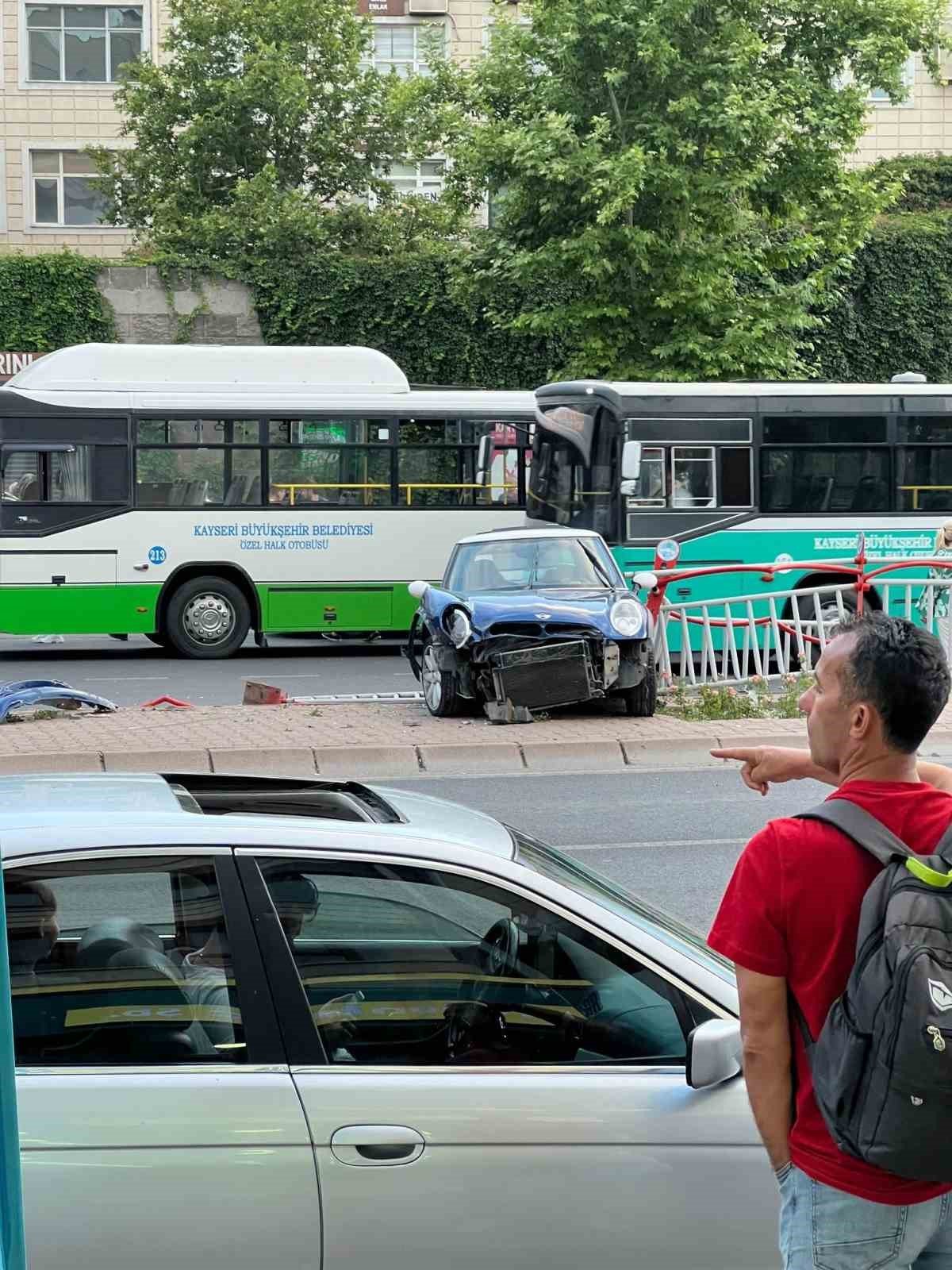 Otomobil refüje çıktı: 2 yaralı