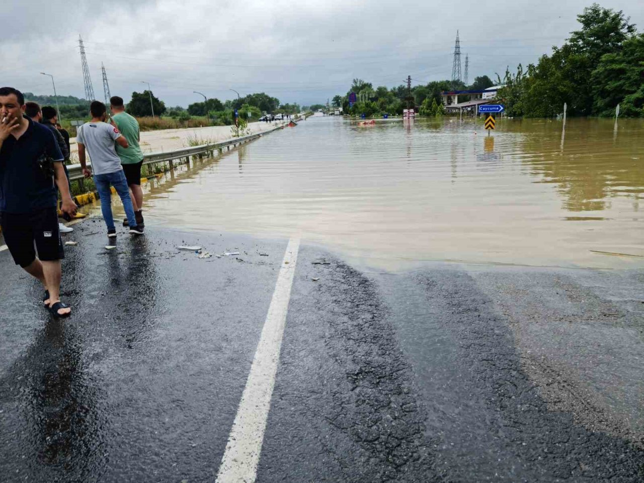 Selde mahsur kalanlar botlarla kurtarıldı