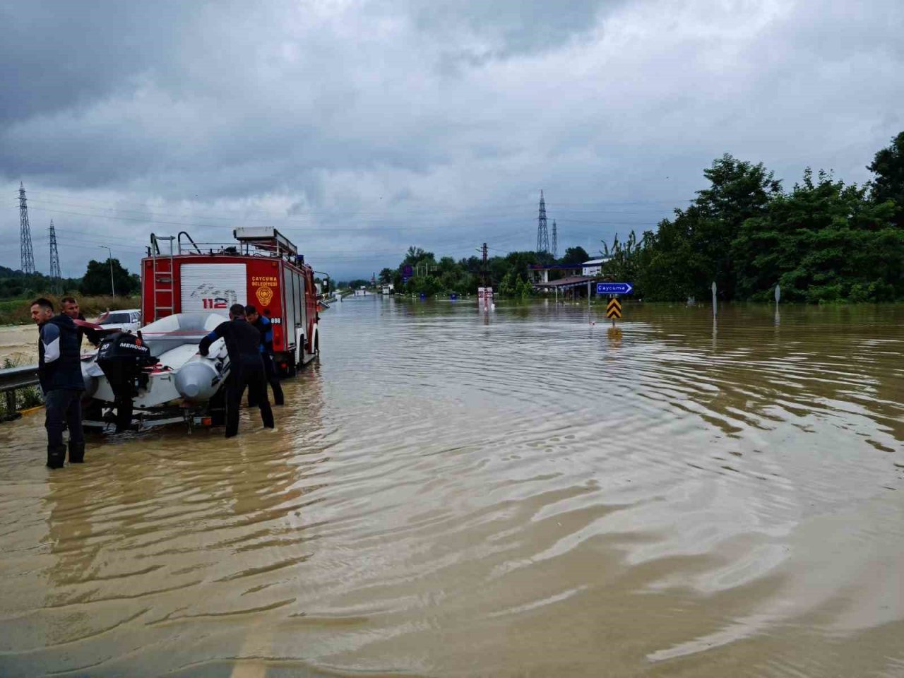 Selde mahsur kalanlar botlarla kurtarıldı