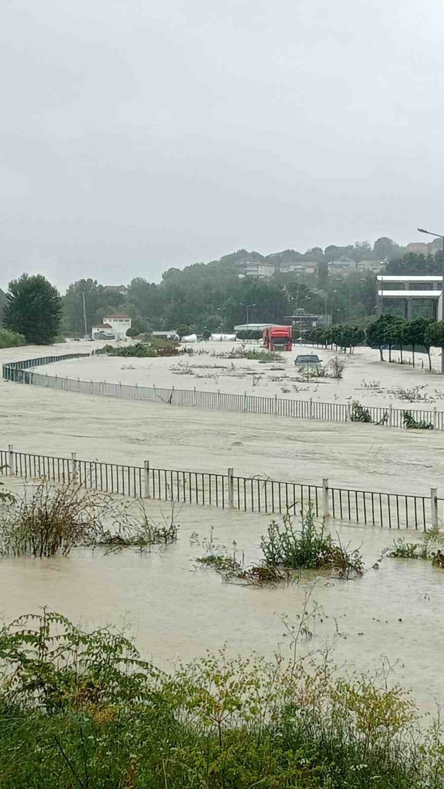 Selde mahsur kalanlar botlarla kurtarıldı