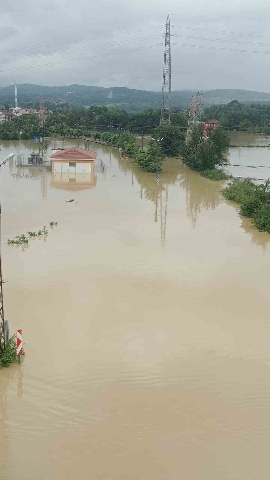 Selde mahsur kalanlar botlarla kurtarıldı