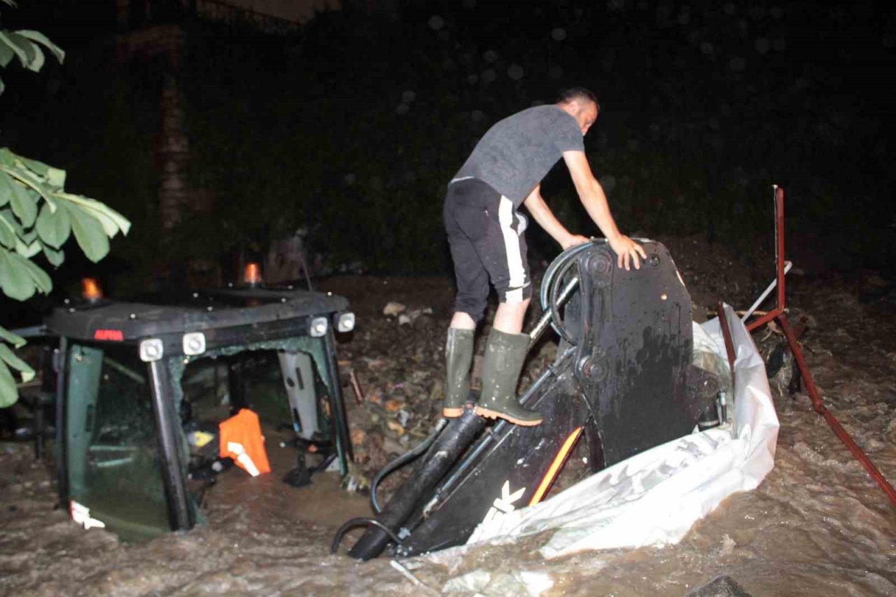 Ordu’da sel sonrası heyelan: İş makinesi ve araçlar toprak altına kaldı