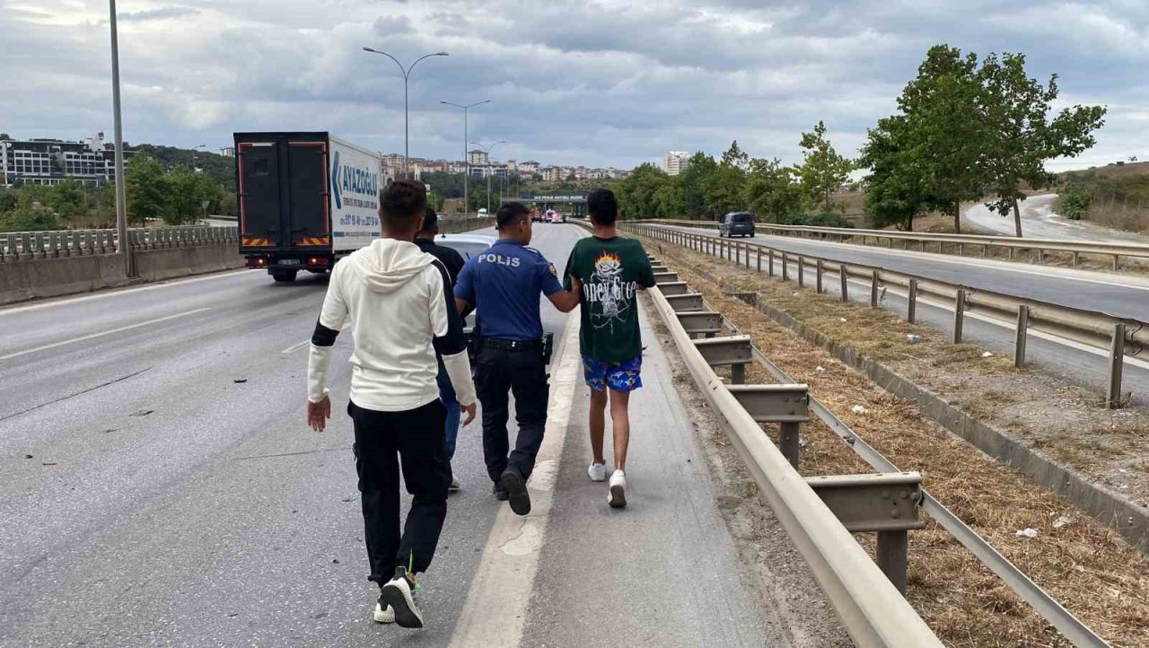 Pendik’te yarışan otomobilin çarptığı araç sürücüsü hayatını kaybetti