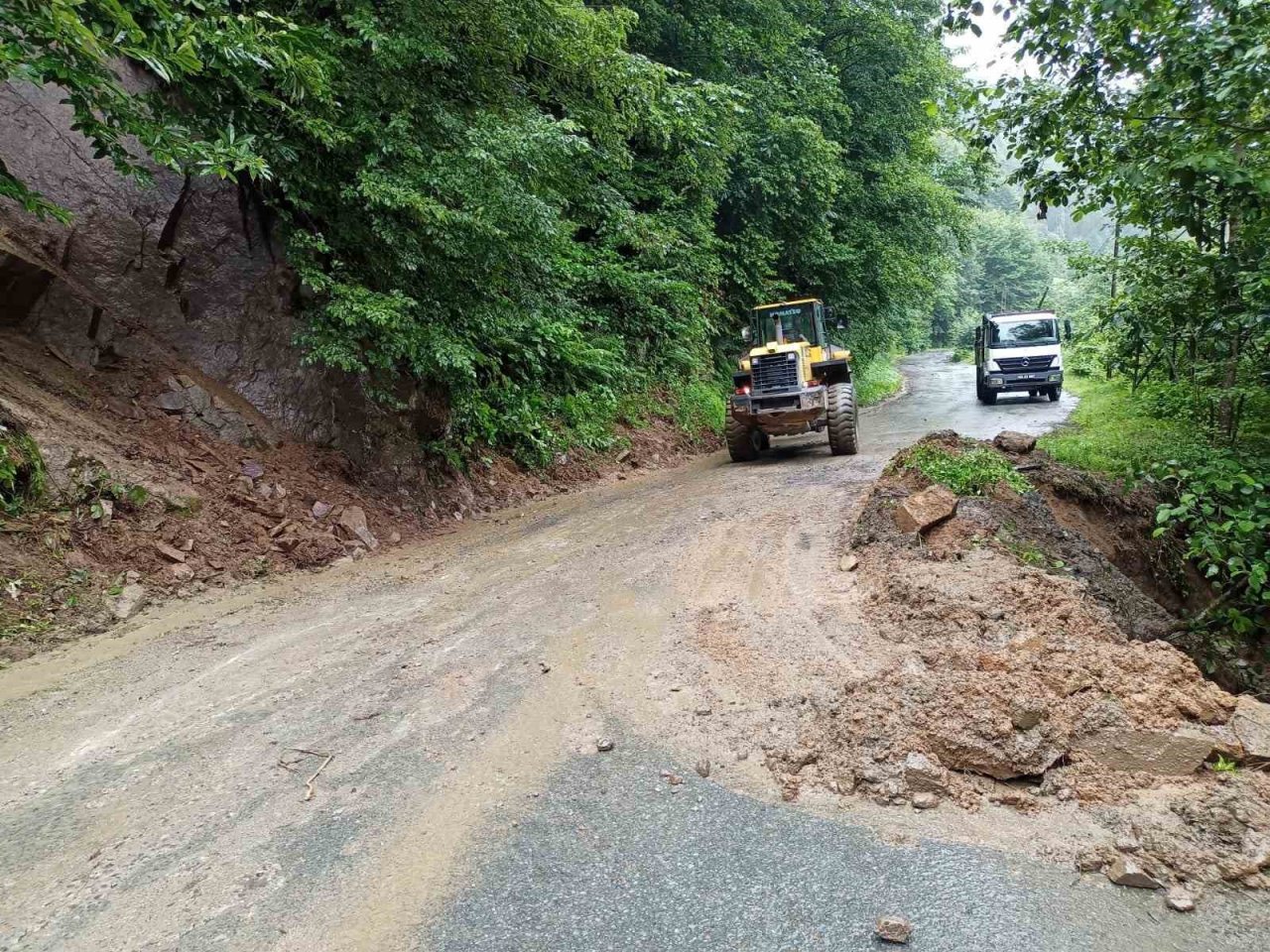 Rize’de heyelanda kapanan yol tekrardan ulaşıma açıldı
