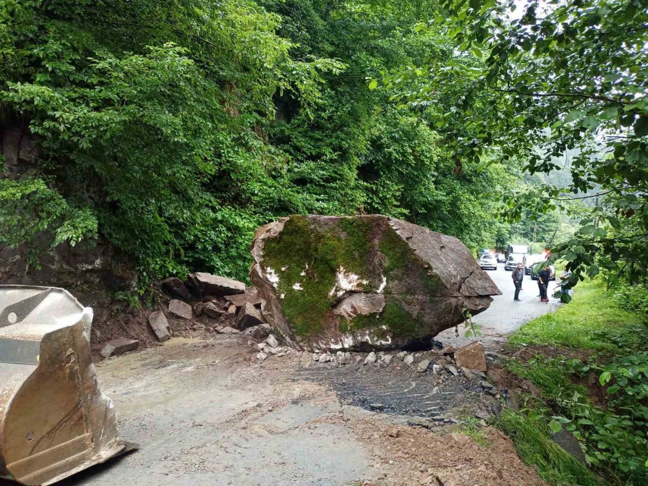 Rize’de heyelanda kapanan yol tekrardan ulaşıma açıldı