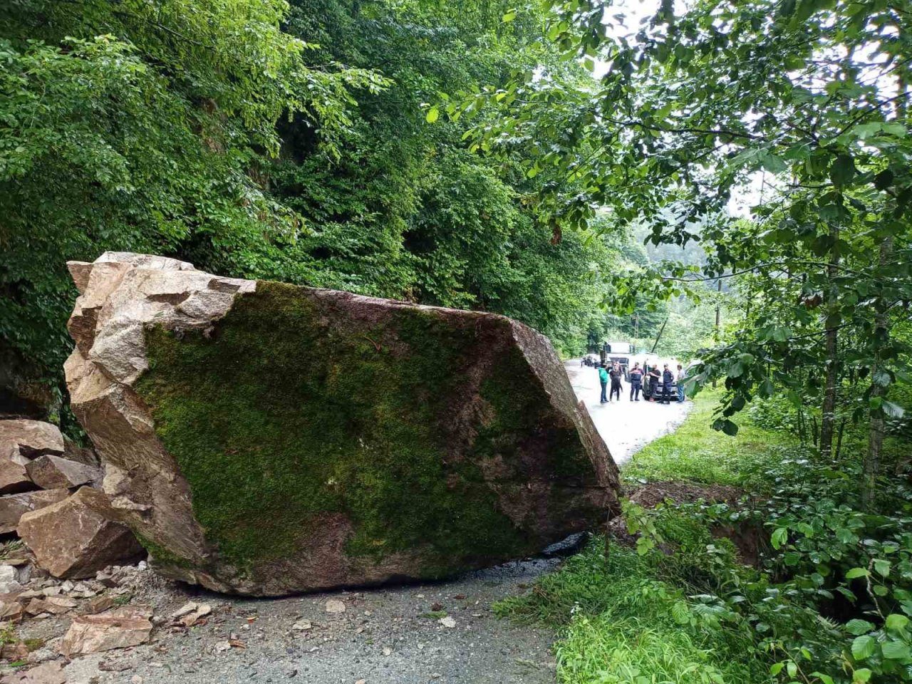 Rize’de heyelanda kapanan yol tekrardan ulaşıma açıldı