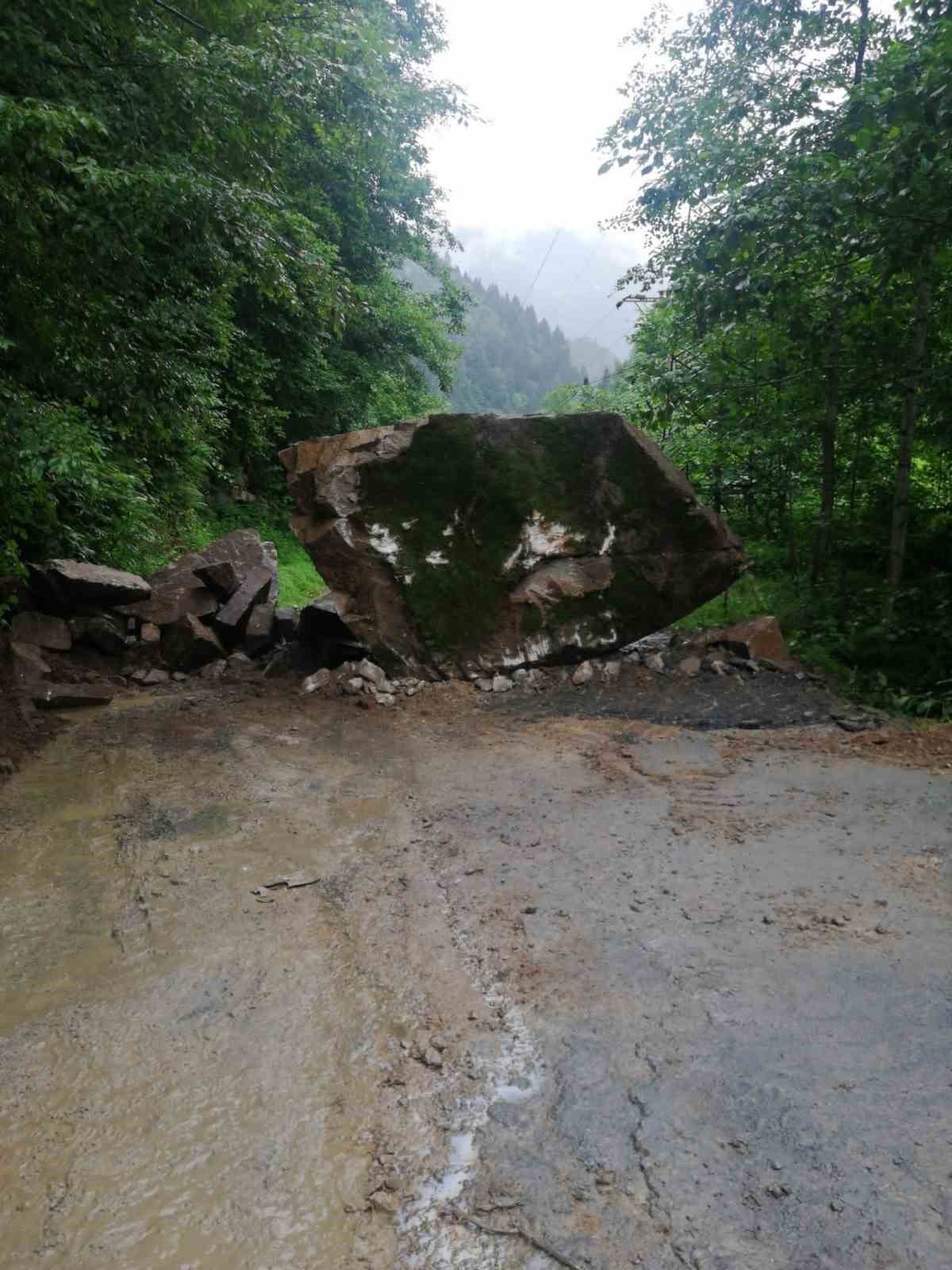 Rize’de heyelanda kapanan yol tekrardan ulaşıma açıldı