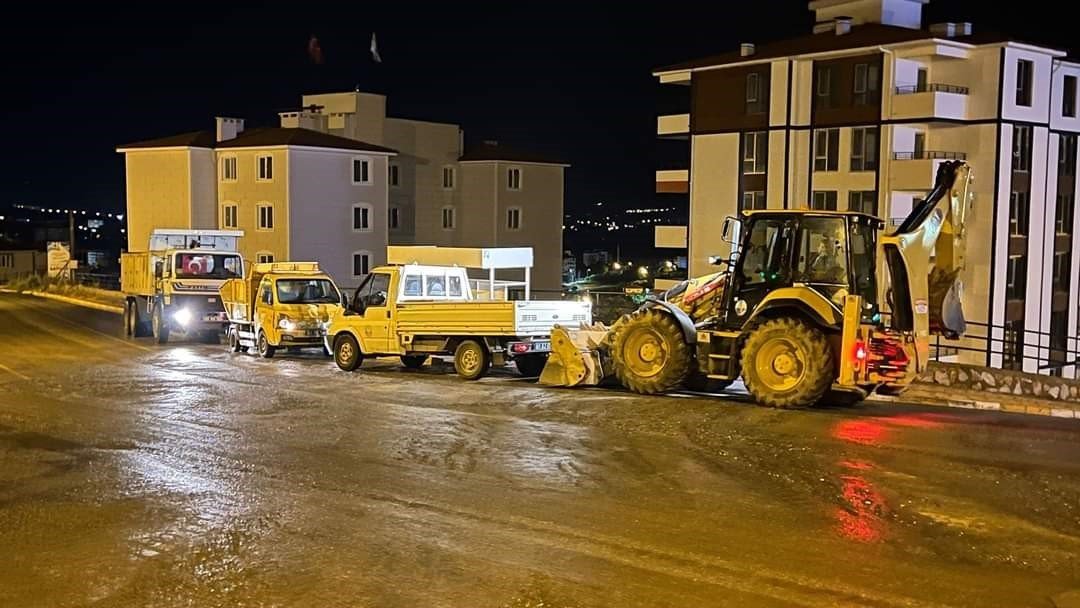 Tokat’ta yoğun sağanak belediye ekiplerini harekete geçirdi