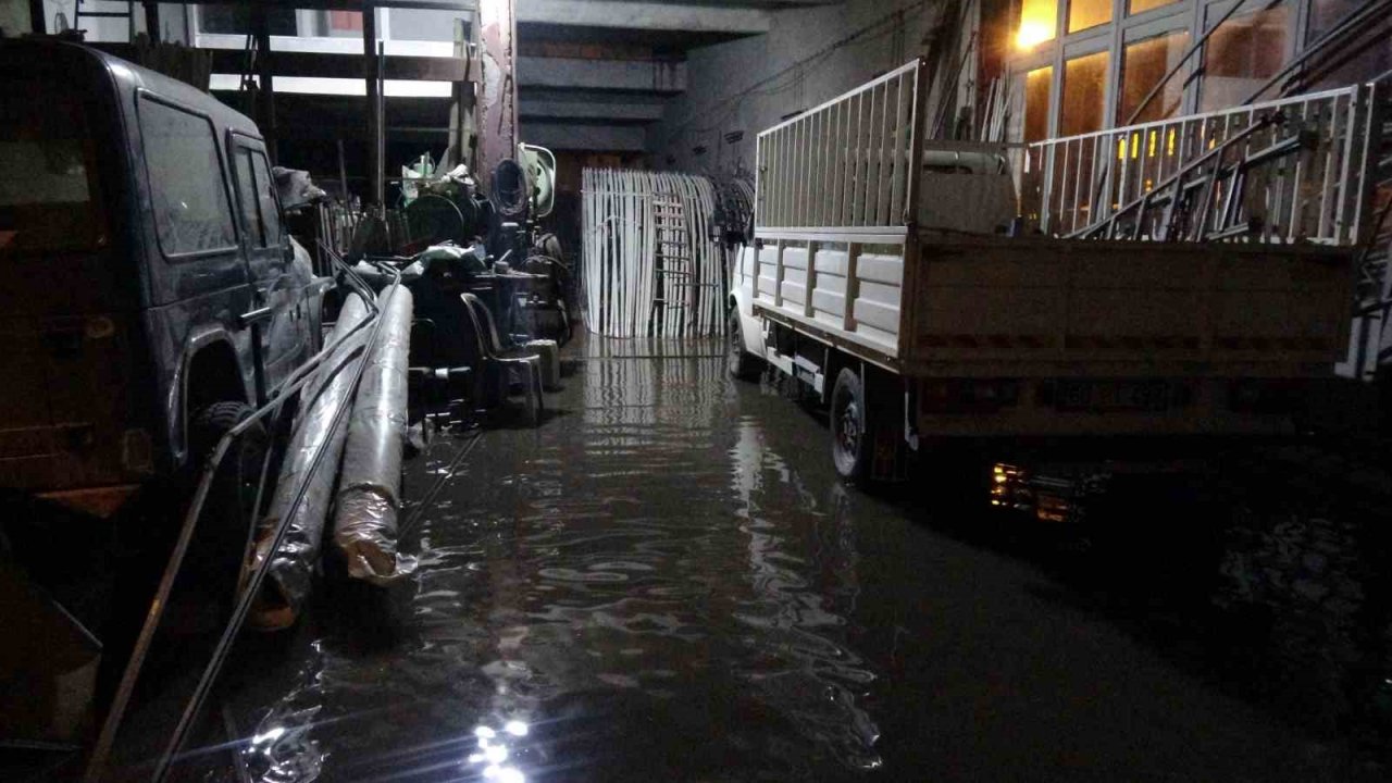 Tokat’ta sağanak yağış sonrası dükkanları su bastı