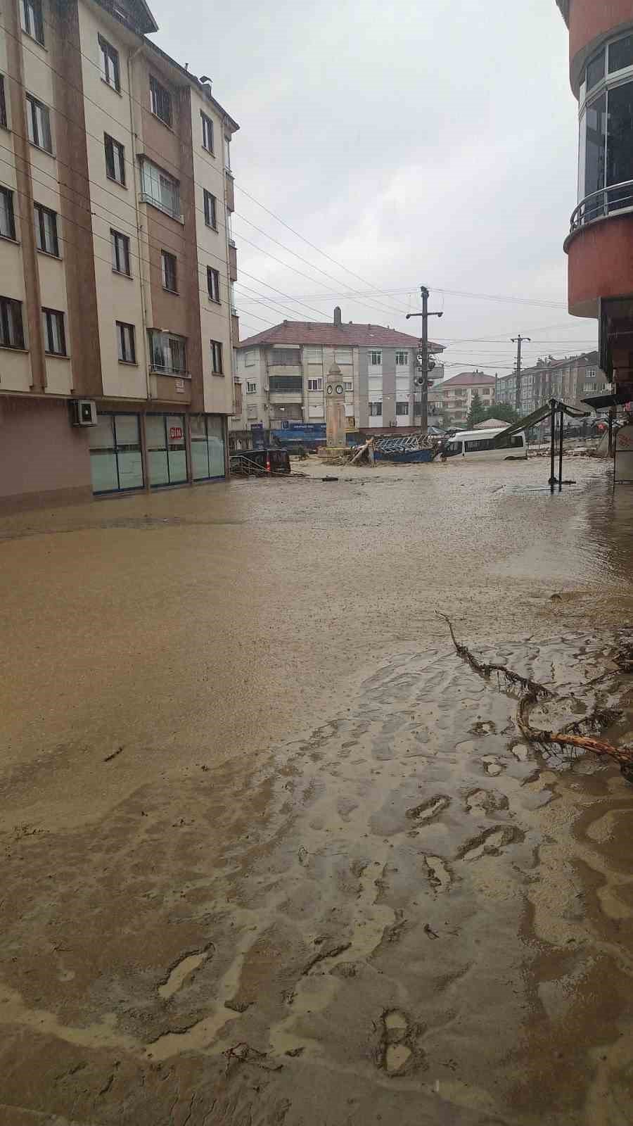 Devrek’te araçları sular altında kaldı, canlarını zor kurtardılar