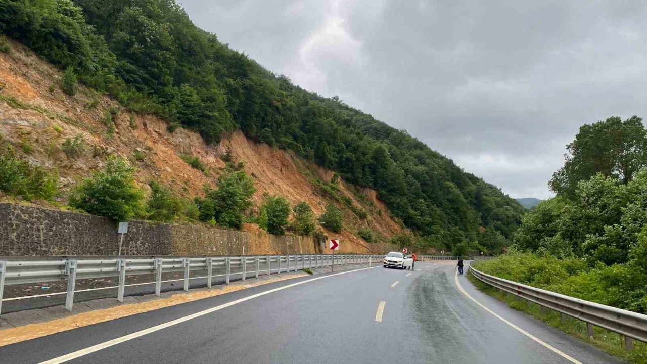 Zonguldak’ta heyelan anı kamerada