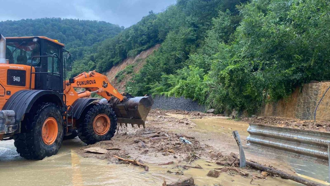 Zonguldak’ta heyelan anı kamerada