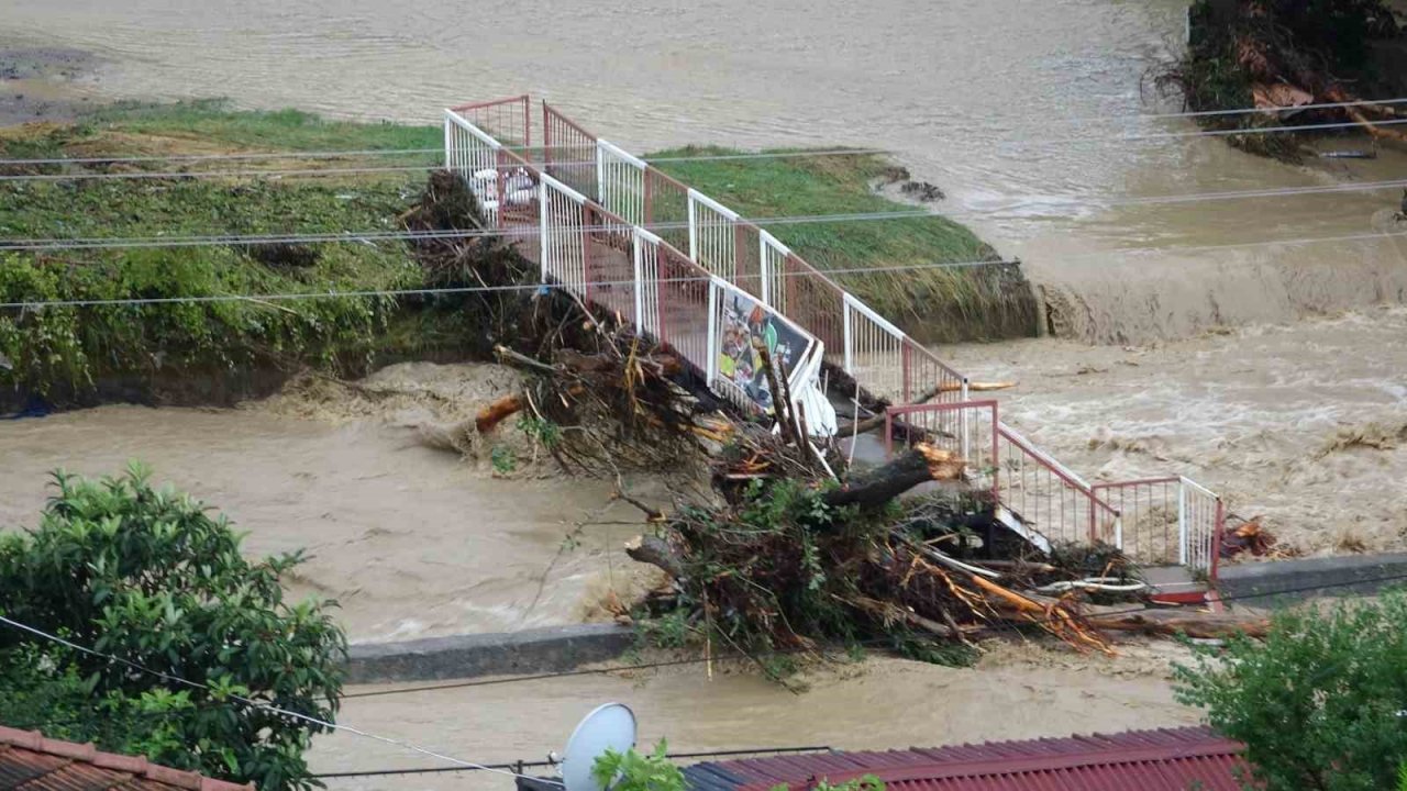 Zonguldak’ta Ilıksu deresi taştı, karayolunda heyelan meydana geldi