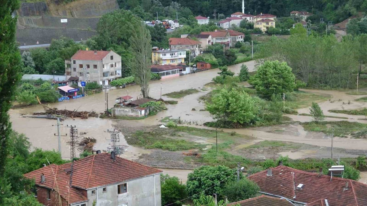 Zonguldak’ta Ilıksu deresi taştı, karayolunda heyelan meydana geldi