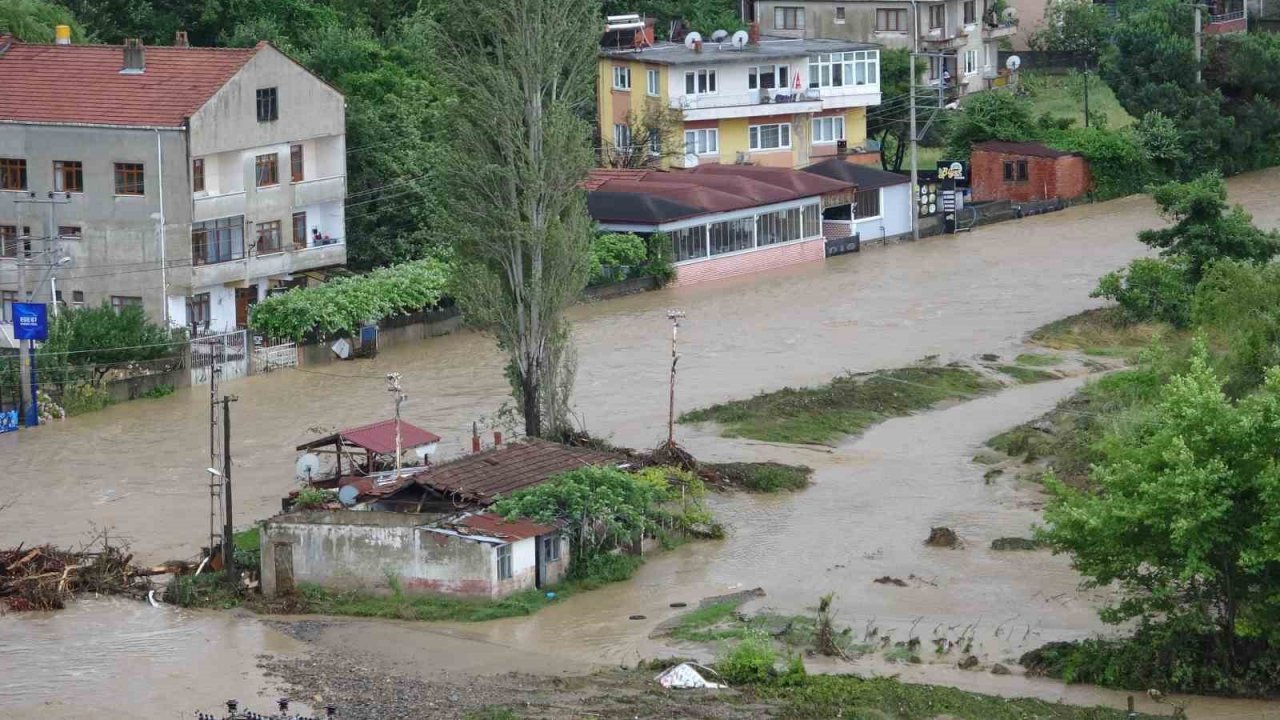 Zonguldak’ta Ilıksu deresi taştı, karayolunda heyelan meydana geldi