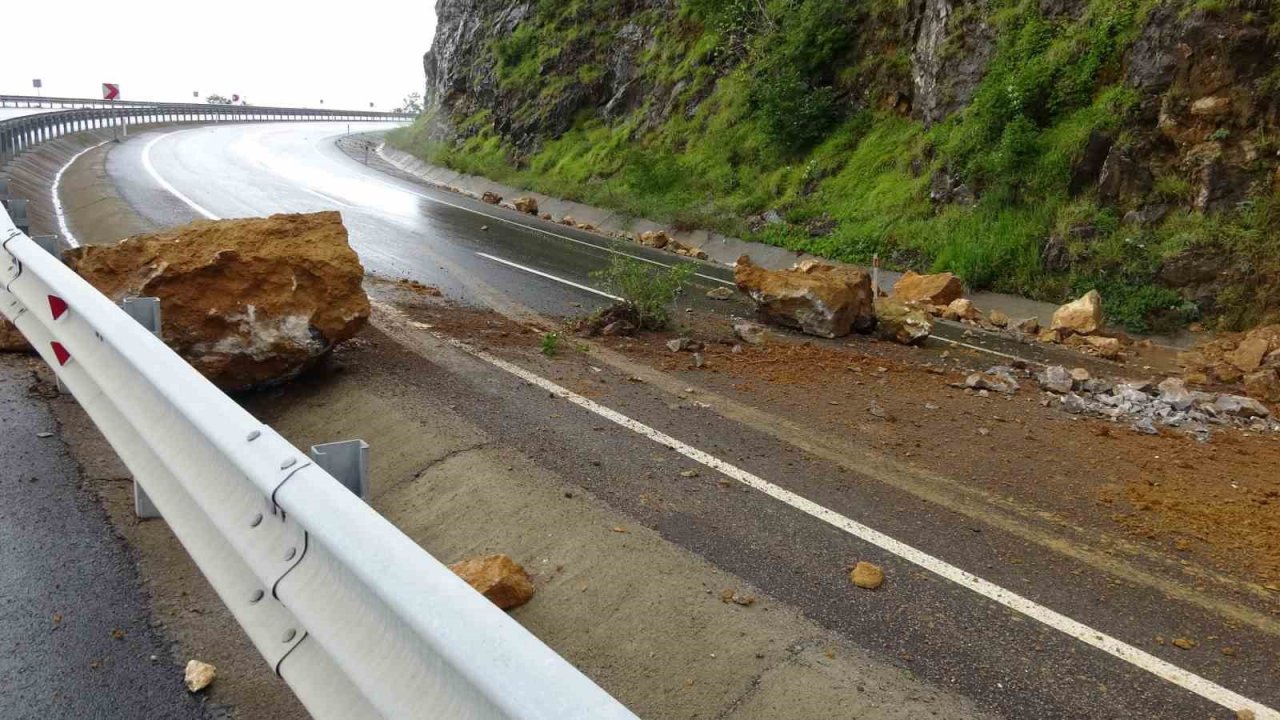Zonguldak’ta Ilıksu deresi taştı, karayolunda heyelan meydana geldi