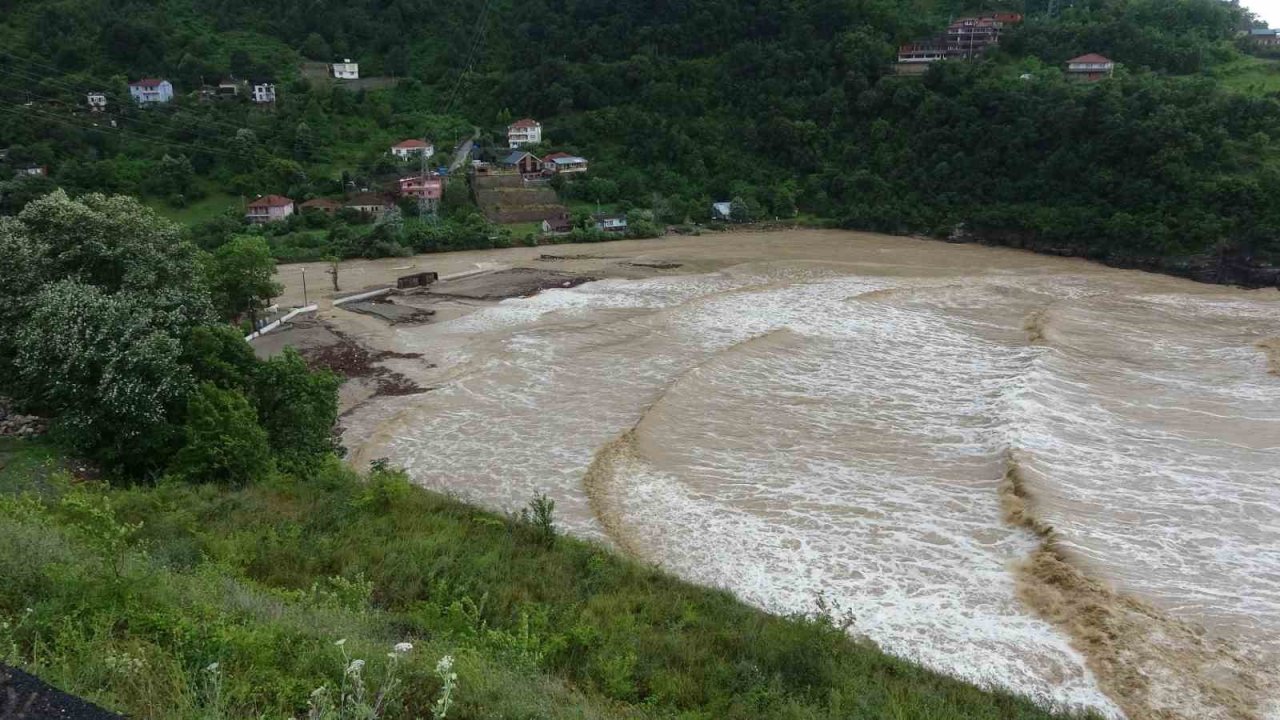 Zonguldak’ta Ilıksu deresi taştı, karayolunda heyelan meydana geldi