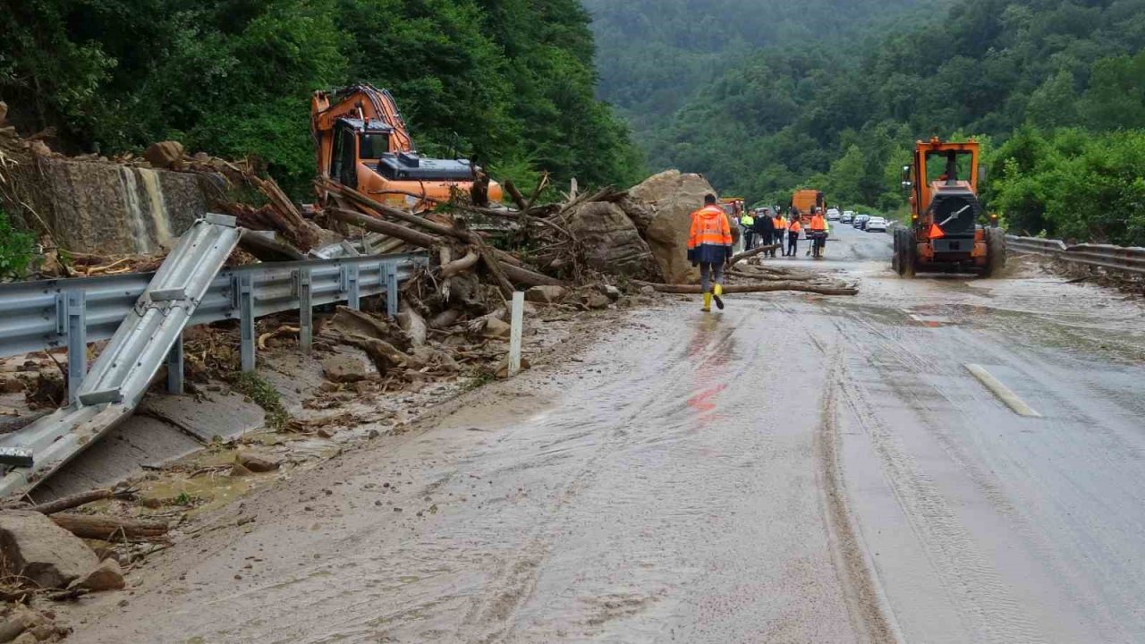 Zonguldak’ta Ilıksu deresi taştı, karayolunda heyelan meydana geldi