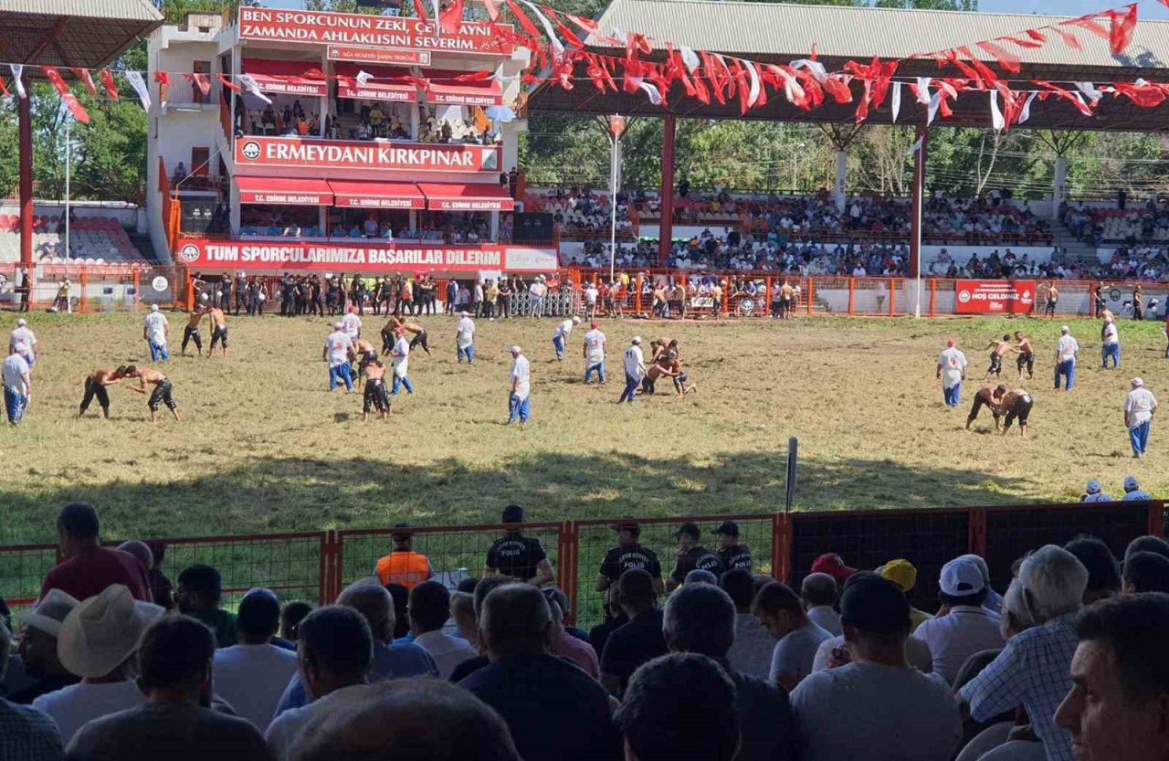 Altınovalı pehlivanlar Kırkpınar’da kürsüde