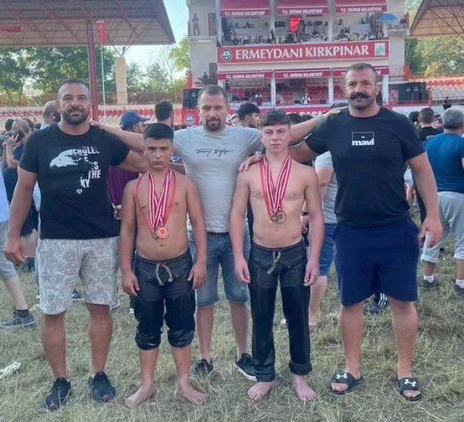 Altınovalı pehlivanlar Kırkpınar’da kürsüde