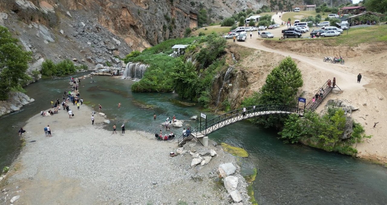 Çukurova'nın gizli cenneti Küp Şelalesi hayran bıraktı