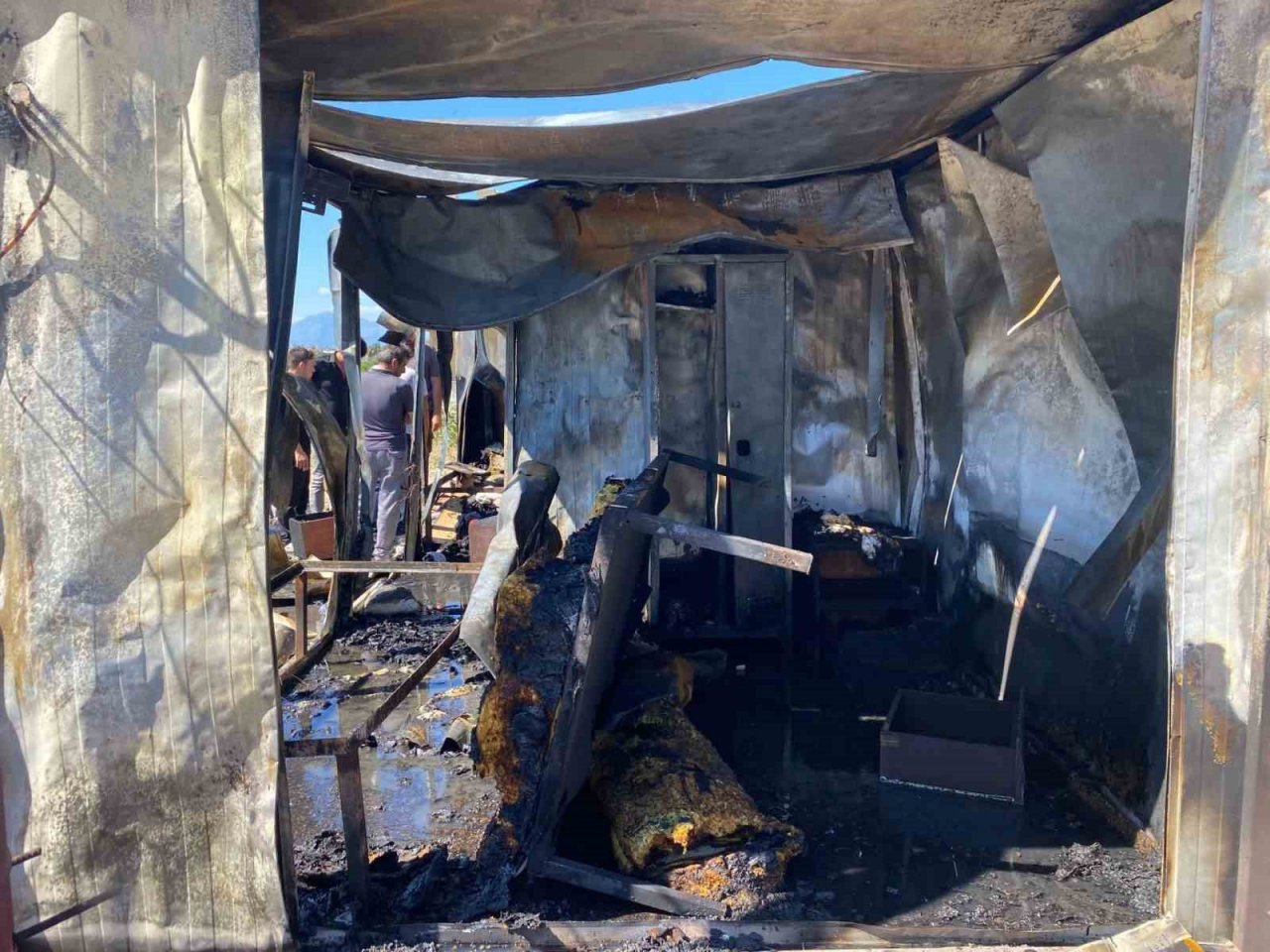 Antalya’da otel personelinin kaldığı yangında konteyner kullanılamaz hale geldi