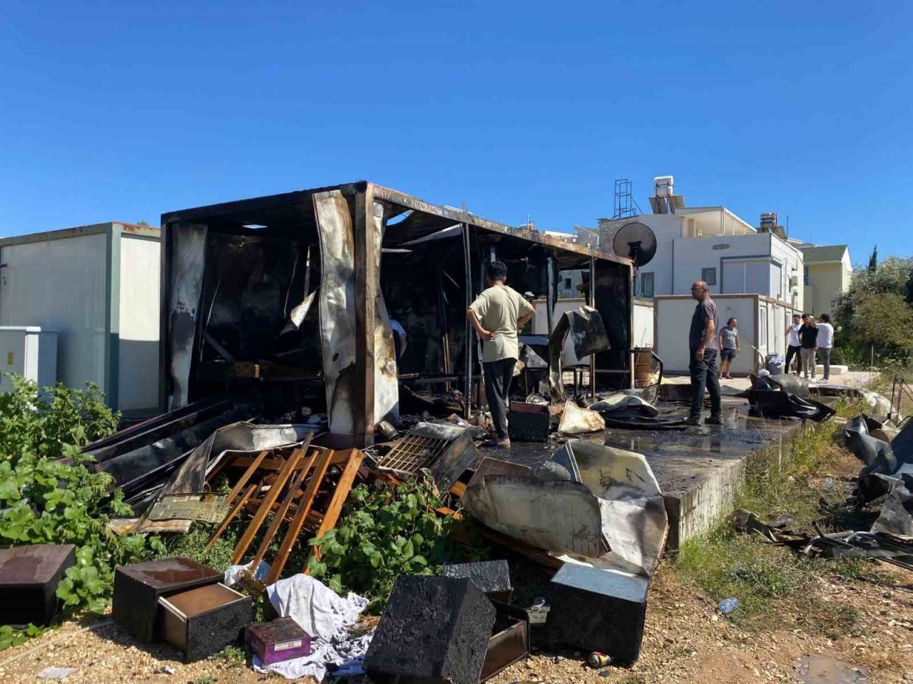 Antalya’da otel personelinin kaldığı yangında konteyner kullanılamaz hale geldi