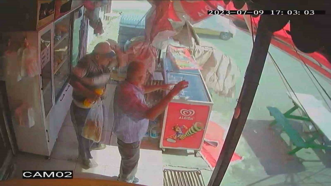 Antalya’da çıkan hortum araçların plakasını söktü, şemsiyeleri uçurtma gibi uçurdu