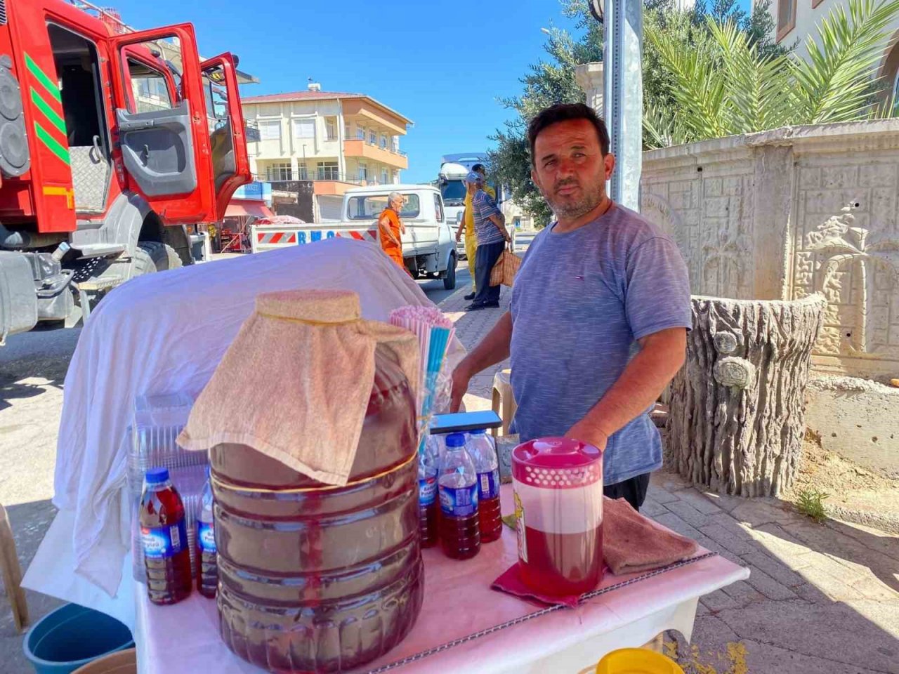 Antalya’da çıkan hortum araçların plakasını söktü, şemsiyeleri uçurtma gibi uçurdu