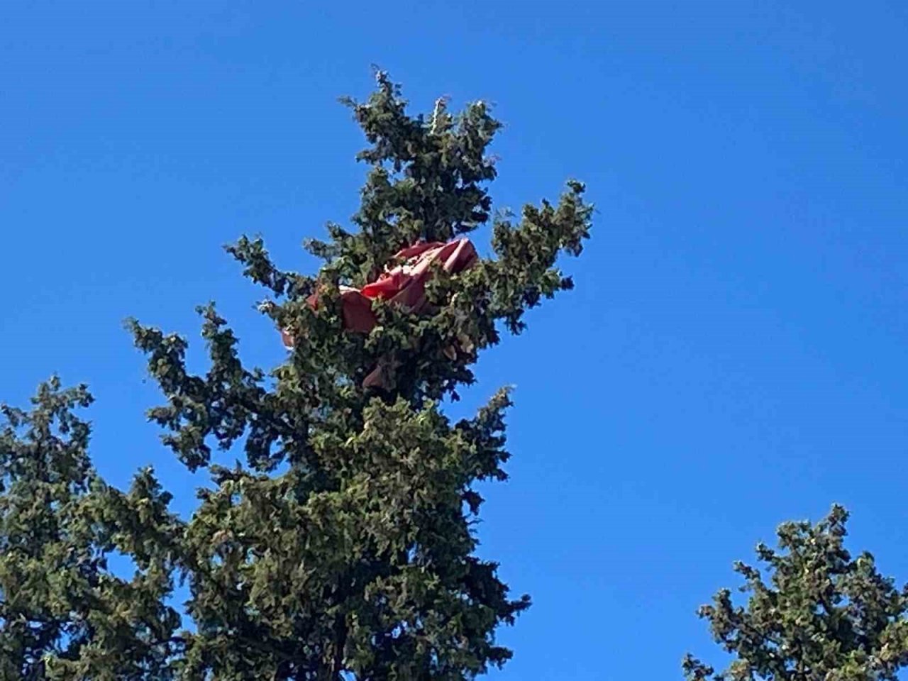 Antalya’da çıkan hortum araçların plakasını söktü, şemsiyeleri uçurtma gibi uçurdu