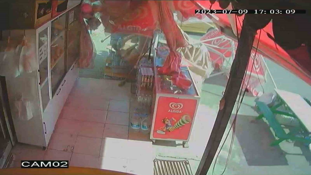 Antalya’da çıkan hortum araçların plakasını söktü, şemsiyeleri uçurtma gibi uçurdu