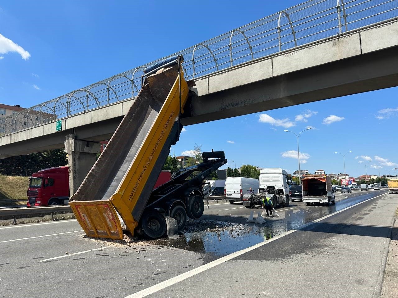 Sultanbeyli’de hafriyat kamyonunun damperi üst geçide çarptı