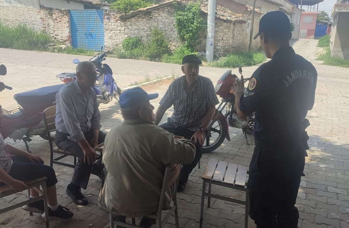 Jandarma ekipleri vatandaşları orman yangına karşı uyarıyor