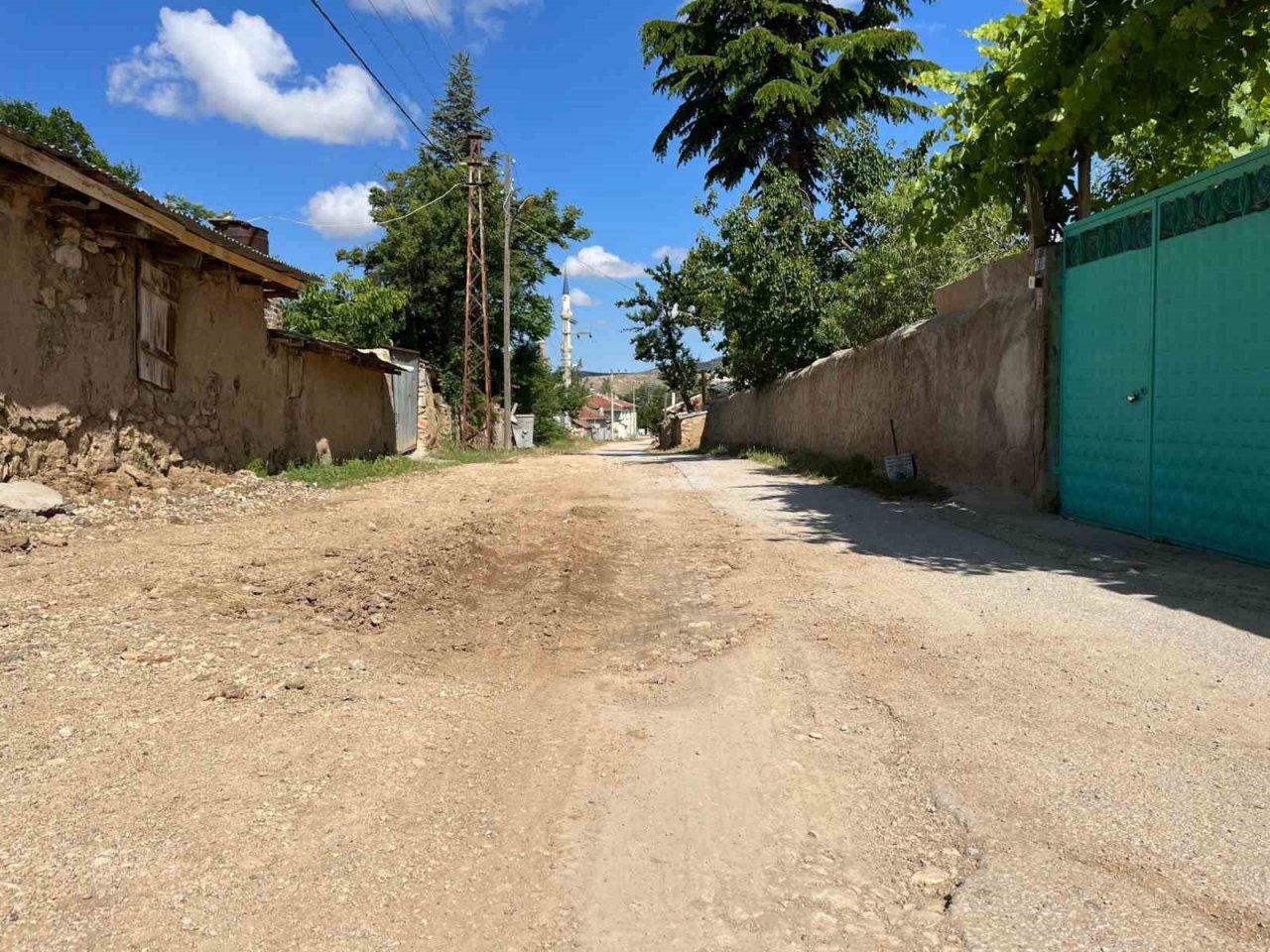 Uzun yıllardır asfalt dökülmeyen yollar mahalleliyi mağdur ediyor