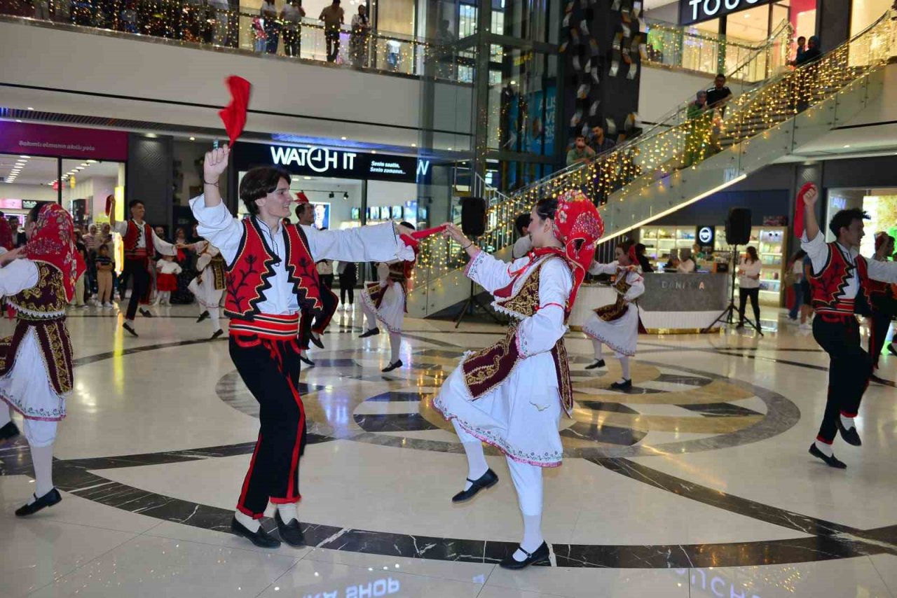 Dünya kültürleri Bursa sokaklarında