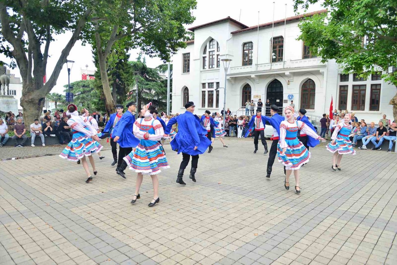 Dünya kültürleri Bursa sokaklarında