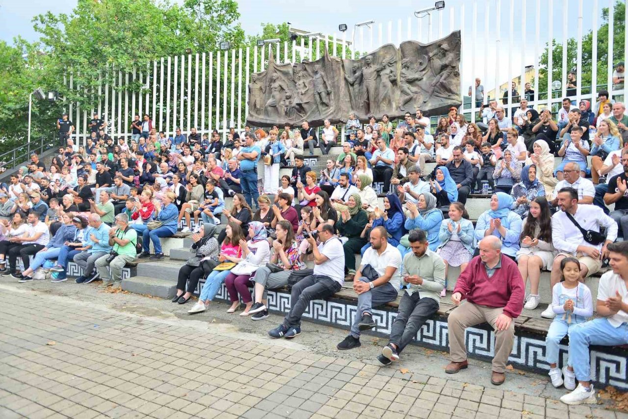 Dünya kültürleri Bursa sokaklarında
