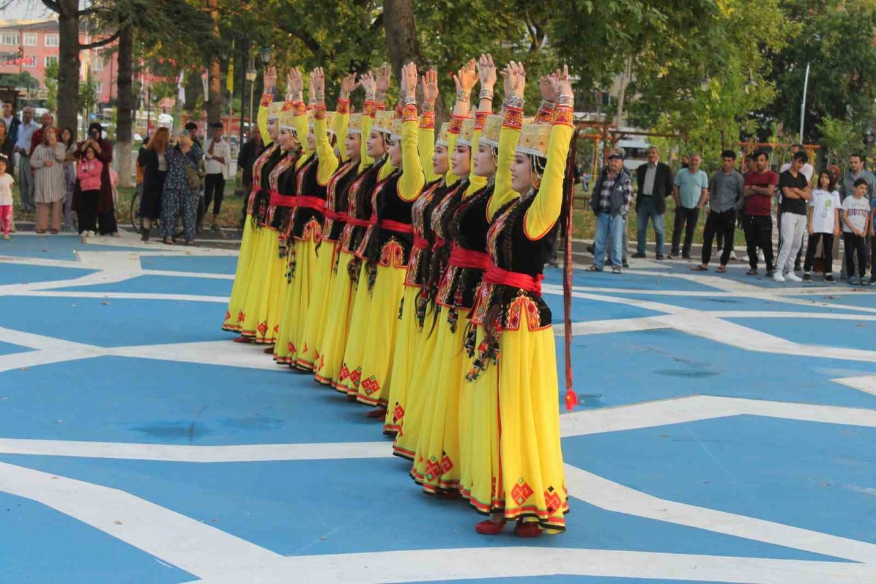 Festivalin gözdesi minik yıldızlar oldu
