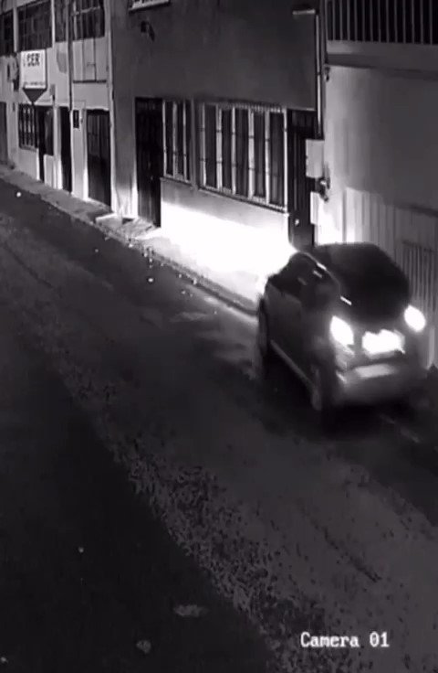 Kontrolden çıkan otomobil doğalgaz borusuna böyle çarptı