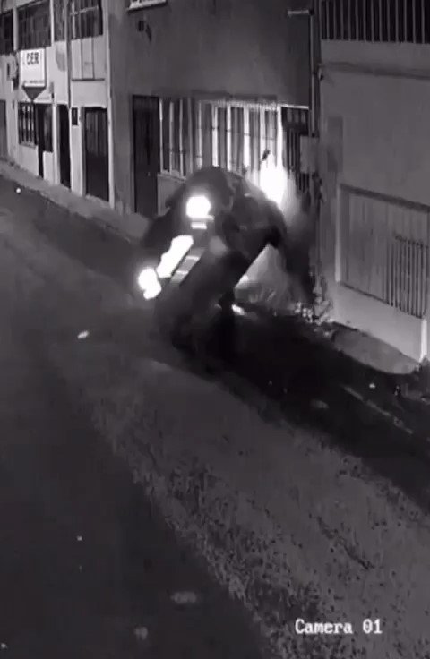 Kontrolden çıkan otomobil doğalgaz borusuna böyle çarptı