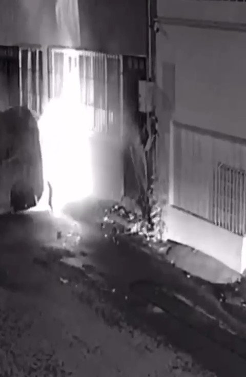 Kontrolden çıkan otomobil doğalgaz borusuna böyle çarptı