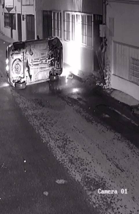 Kontrolden çıkan otomobil doğalgaz borusuna böyle çarptı