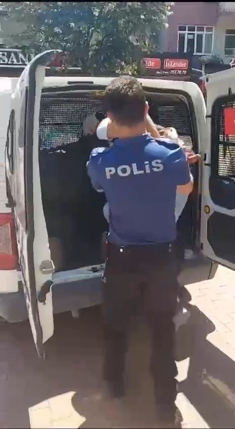 Eve girmeye çalışan hırsız suçüstü yakalandı